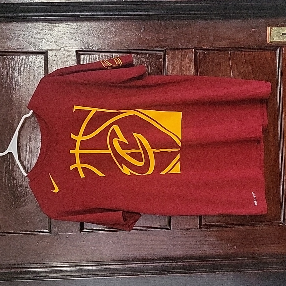 Nike Dri-Fit Cleveland Cavaliers T-shirt. Maroon. Large.